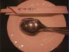 割り箸とスプーンと皿